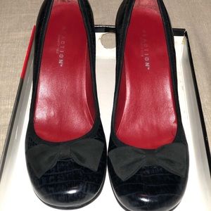 Kenneth Cole Reaction bow pump